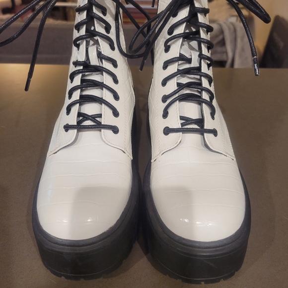 NWOT Forever 21 white boots - Picture 3 of 10